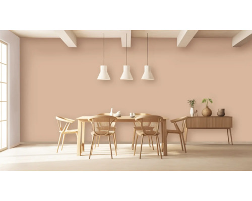 Eetkamer met houten tafel, stoelen, hanglampen en dressoir voor een geschilderde wand