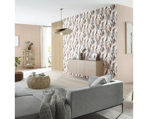 Woonkamer met patroonbehang, bank en houten meubels voor een modern interieurontwerp