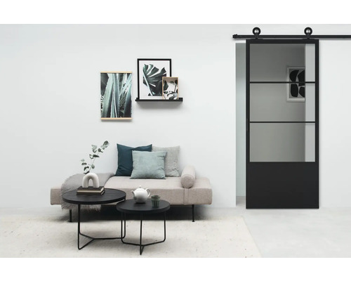 Woonkamer met schuifdeur, bank, salontafel en wanddecoratie