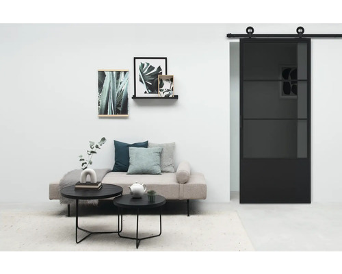 Moderne woonkamer met schuifdeur, bank, salontafels en wanddecoratie