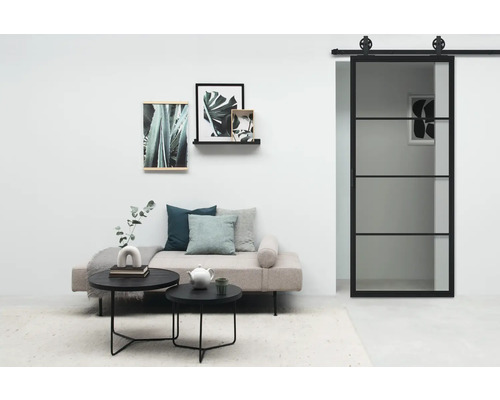 Woonkamer met schuifdeur, bank, salontafel en wanddecoratie