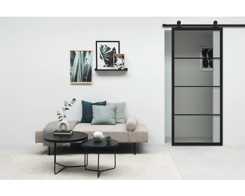 Woonkamer met schuifdeur, bank, salontafels en wanddecoraties voor een moderne inrichting.