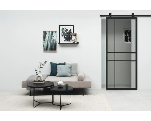 Woonkamer met schuifdeur, bank, salontafels en wanddecoraties