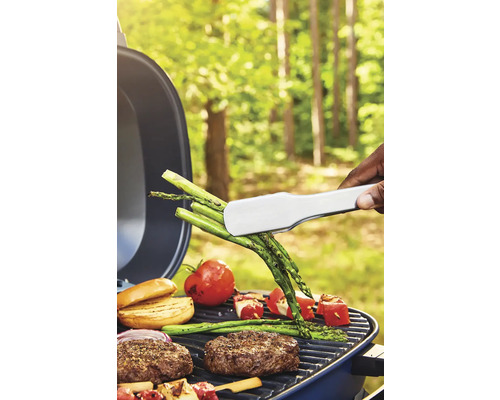Barbecuescène met groenten, gegrild vlees en een tang buitenshuis