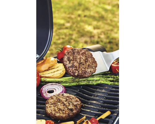 Barbecue met burgers, asperges, tomaten en uien op het rooster