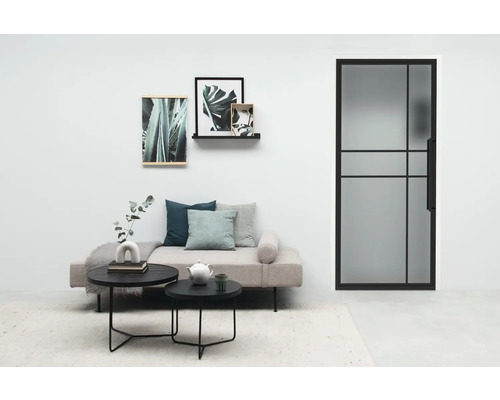 Woonkamer met daybed, salontafels en binnendeur met glas