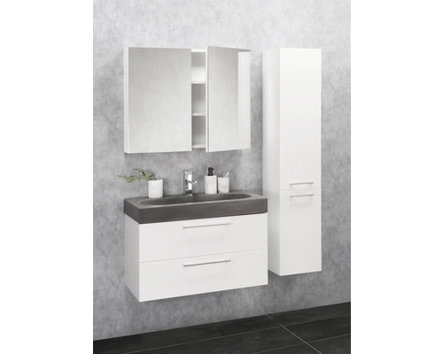 Badkamer met wastafelonderkast, wastafel, spiegelkast en hoge kast