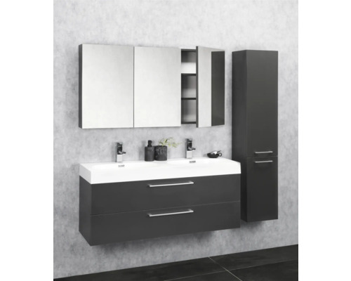 Badkamer met dubbele wastafel, spiegelkast en kolomkast