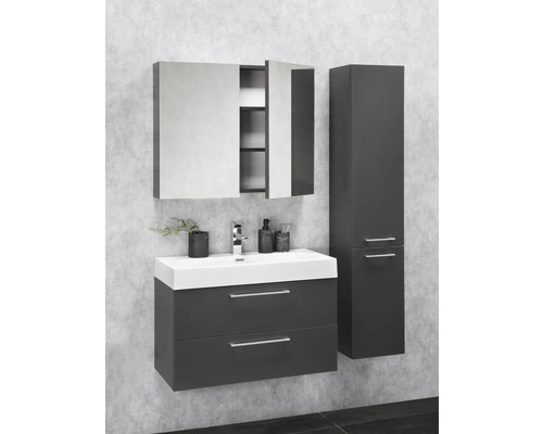 Badkamer met wastafel, spiegelkast en hoge kast