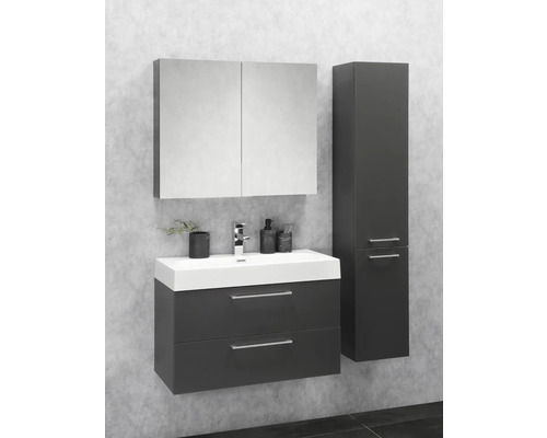 Badkamer met wastafelmeubel, spiegelkast en kolomkast