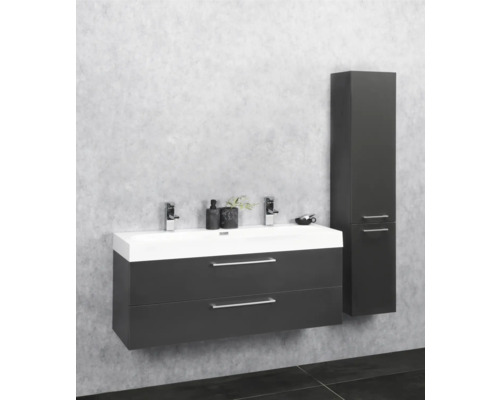 Badkamer met wastafelonderkast, dubbele wastafel en hoge kast