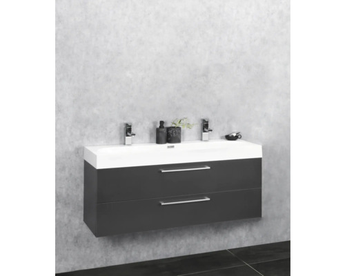 Wastafelonderkast met twee laden, armaturen en decoratieartikelen in de badkamer.