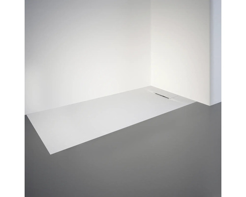 Gelijkvloerse douche met douchegoot in een badkamer.