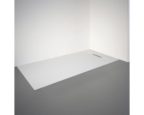 Gelijkvloerse douche met afvoergoot voor witte wand