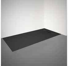 Badkamer met afgedichte douchebak op de vloer.