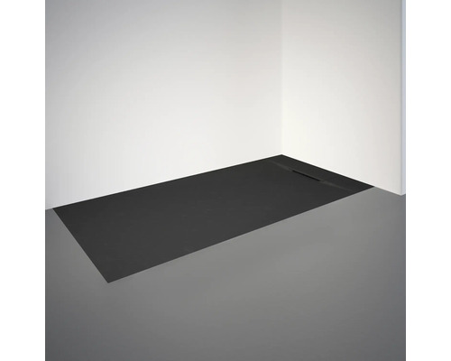 Badkamer met afgedichte douchebak op de vloer.