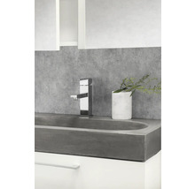 Moderne badkamer met betonnen wastafel, kraan en decoratie