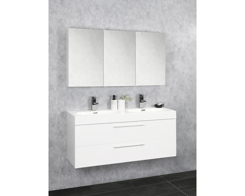 Moderne badkamer met dubbele wastafel, spiegel en twee lades