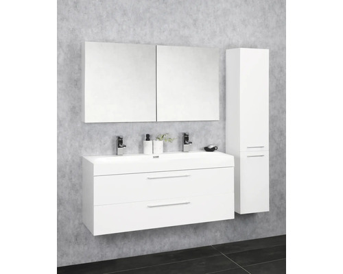 Badkamer met wastafel, spiegelkast en hoge kast in een helder ontwerp