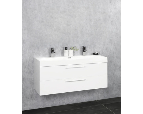 Witte dubbele wastafel met twee laden en twee kranen aan een grijze wand