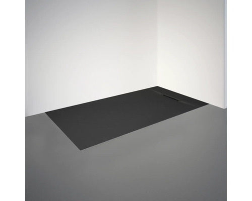 Douchebak van mineraal gegoten materiaal in een hoek van een badkamer