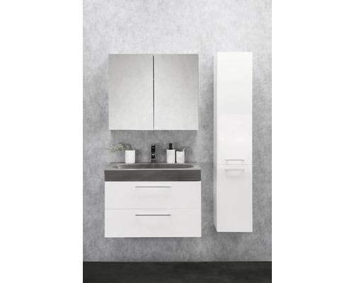 Badkamer met wastafelonderkast, spiegelkast en hoge kast