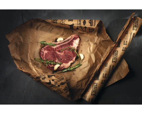 Rauwe T-bone steak met knoflook en kruiden op papier