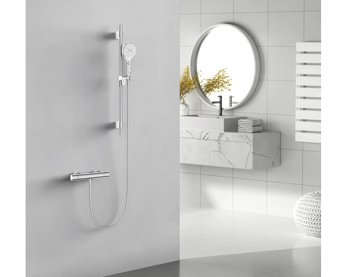 Badkamer met douchegarnituur, wastafel en spiegel