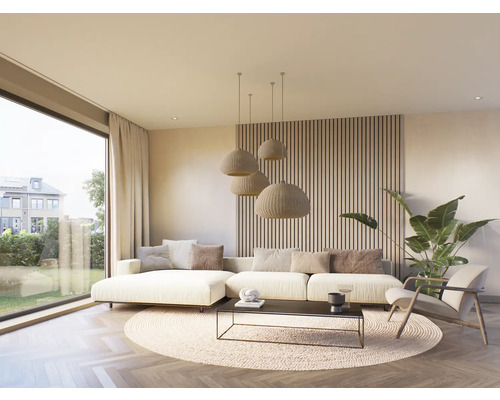 Lichte woonkamer met hoekbank, salontafel, kamerplant, hanglampen en groot raam