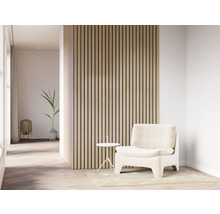 Lichte woonkamer met houten lambrisering, fauteuil en bijzettafel