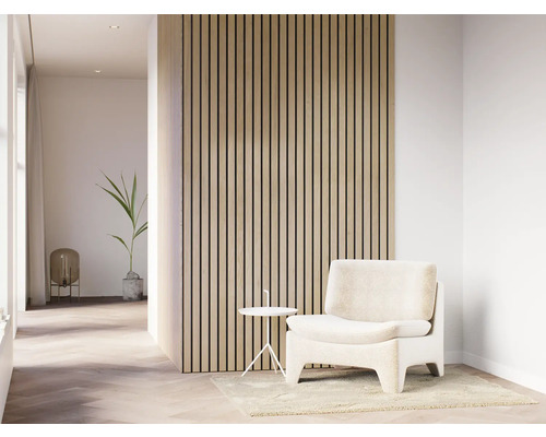 Lichte woonkamer met houten lambrisering, fauteuil en bijzettafel