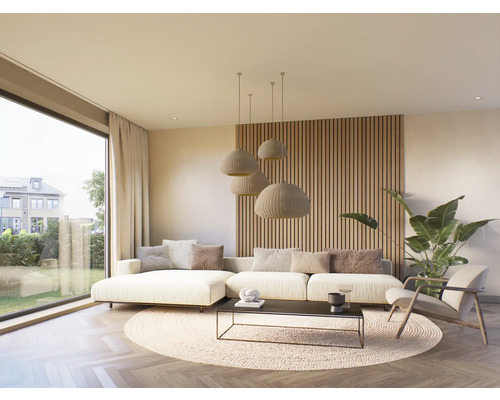 Lichte woonkamer met hoekbank, salontafel, vloerkleed, houten lambrisering en kamerplant