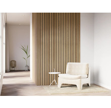 Lichte kamer met akoestische panelen, fauteuil en bijzettafel
