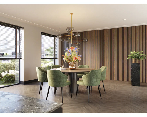 Lichte eetkamer met eettafel, stoelen, bloemstuk en hanglamp