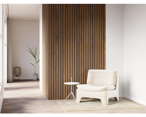 Lichte woonkamer met fauteuil, bijzettafel en houten panelen