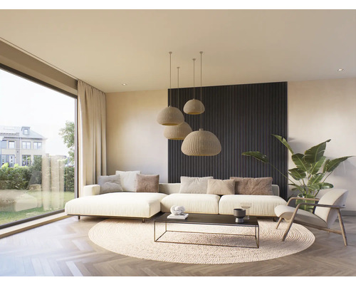 Woonkamer met groot raam, bank, salontafel, vloerkleed, fauteuils en hanglampen