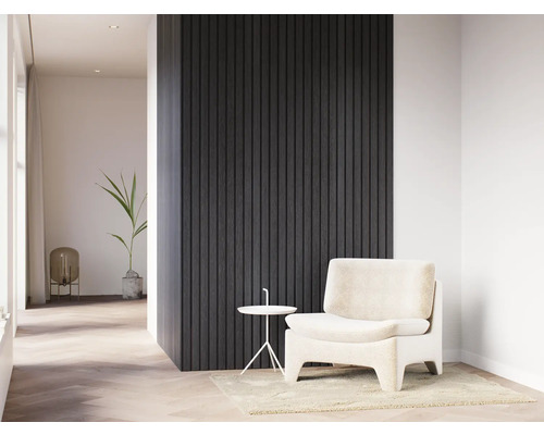 Woonkamer met fauteuil, bijzettafel en wandpanelen