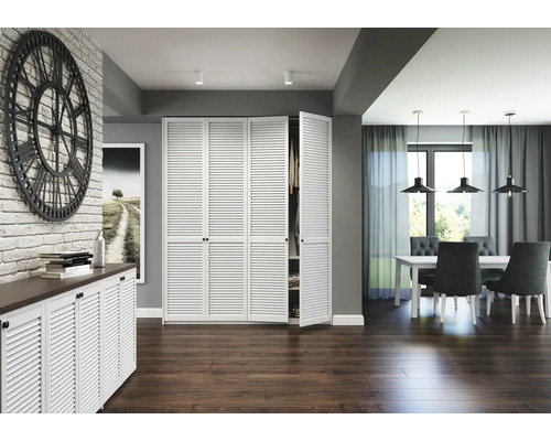 Woonkamer met witte kast met lamellen, dressoir en eethoek.