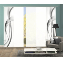 Woonkamer met schuifgordijnen met abstract ontwerp