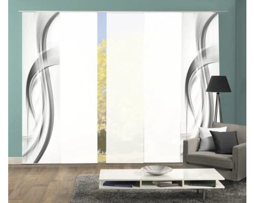 Woonkamer met schuifgordijnen met abstract ontwerp