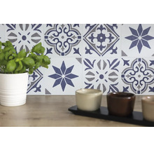 Decoratieve tegelwand met bloemmotief en plant in pot