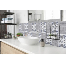 Moderne badkamer met wastafel, kraan, spiegel en wandtegels met patroon