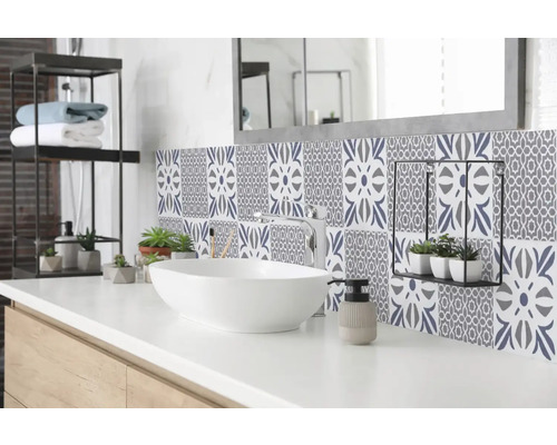 D-C-FIX Plaktegel PVC zelfklevend cubia blauw 15,2x15,2 cm 6 stuks Moderne badkamer met wastafel, kraan, spiegel en wandtegels met patroon