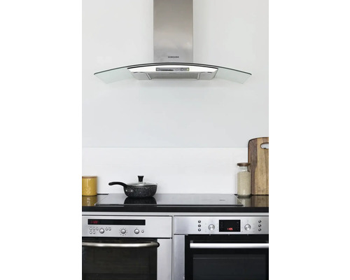 Keukenscène met afzuigkap, kookplaat, pannen en ovens voor een modern keukenontwerp