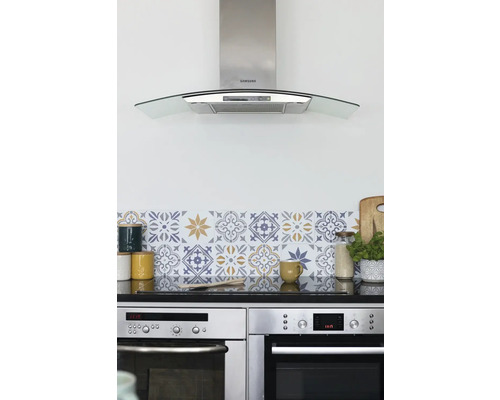 Keukenscène met afzuigkap, tegelstickers, servies en ovens