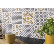 Decoratieve tegels met geometrische patronen in grijs en goud