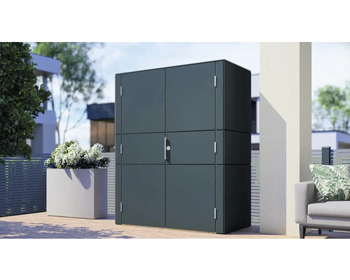 Metalen tuinkast op een terras met planten