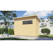 Houten tuinhuis met raam in de tuin