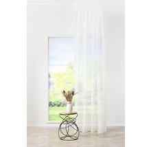 Lichte kamer met raam, gordijn en bijzettafel met decoratie
