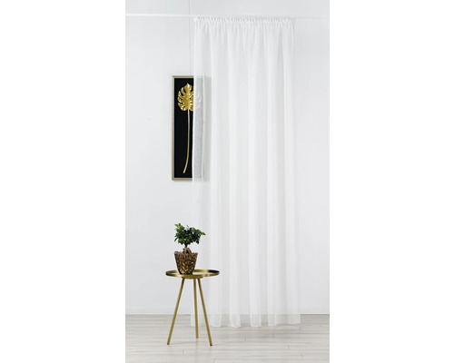 Wit gordijn voor een wand